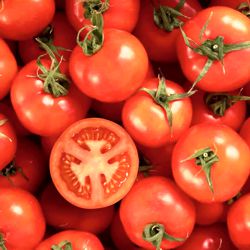 Най-лесната рецепта за зимнина от домати е ето ТАЗИ.