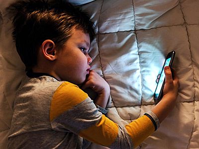 Защо децата не бива да си играят със смартфони и таблети